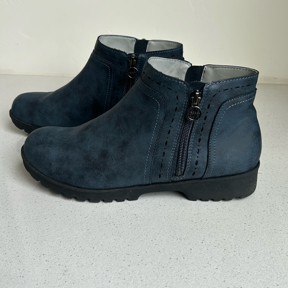JSport Booties (9)- near new condition. Soft lining and dual zippers. Blue